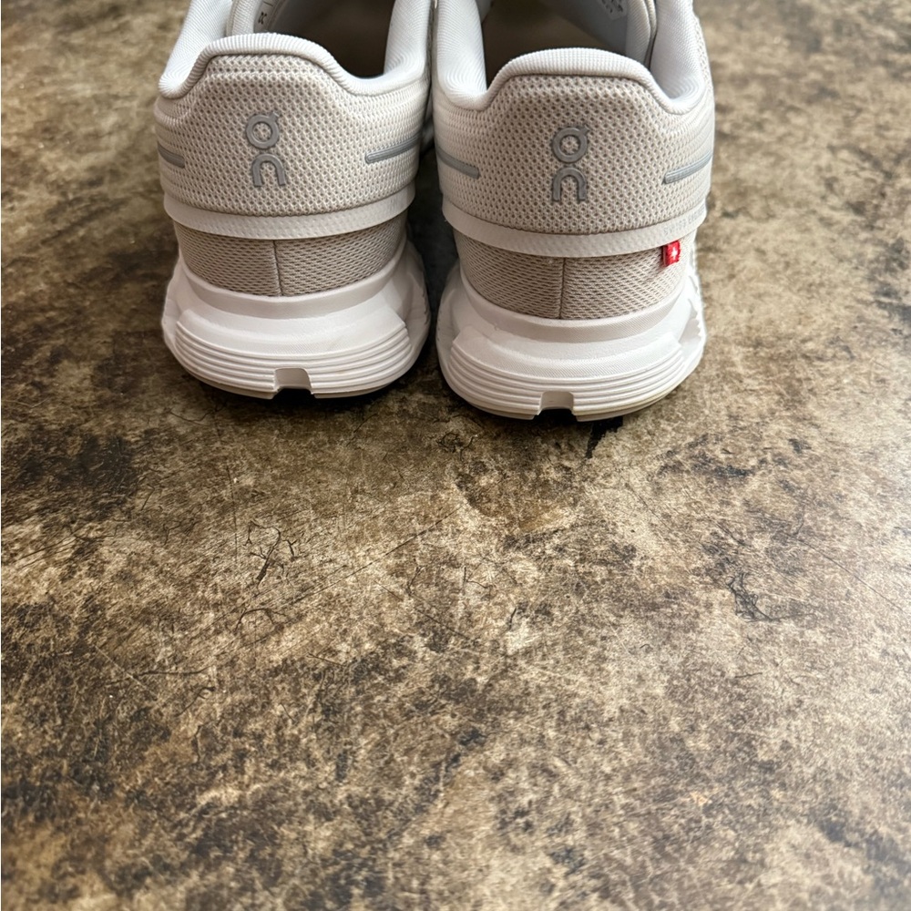 On Cloud Cloud 6 Women’s  Athletic Shoes - Picture 4 of 10